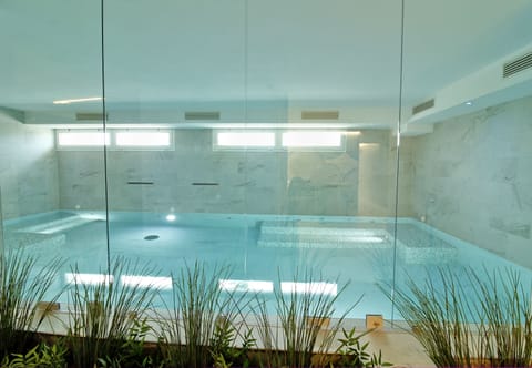 Indoor spa tub