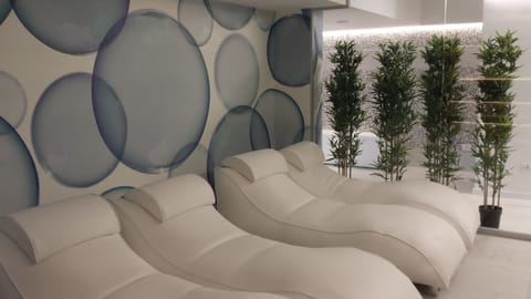 Sauna, hot tub, steam room