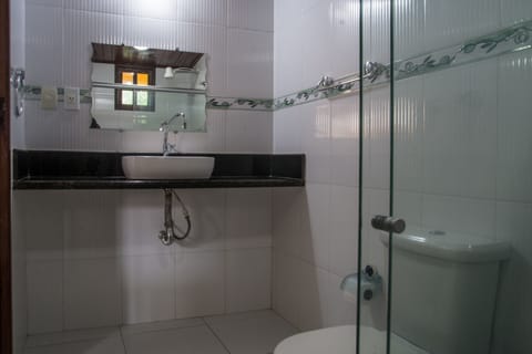 Room, Garden View | Bathroom | Shower, free toiletries, hair dryer, towels