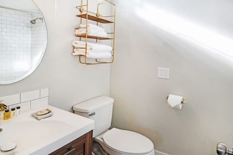 Studio Suite, 1 Queen Bed | Bathroom | Combined shower/tub, towels