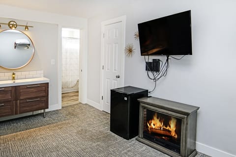 Studio Suite, 1 Queen Bed, Fireplace | Television