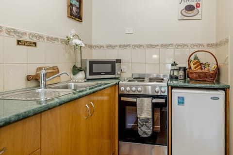 Suite (Salvatore) | Private kitchen | Fridge, microwave, stovetop, coffee/tea maker