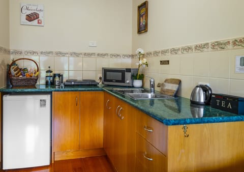 Suite (Tasman) | Private kitchen | Fridge, microwave, stovetop, coffee/tea maker