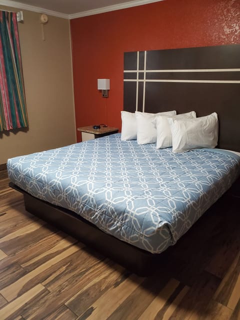 Standard Single Room, 1 King Bed | Desk, iron/ironing board, free WiFi, bed sheets