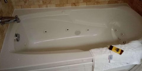 Combined shower/tub, free toiletries, hair dryer, towels