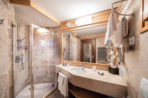 Family Suite | Bathroom | Free toiletries, hair dryer, bathrobes, slippers