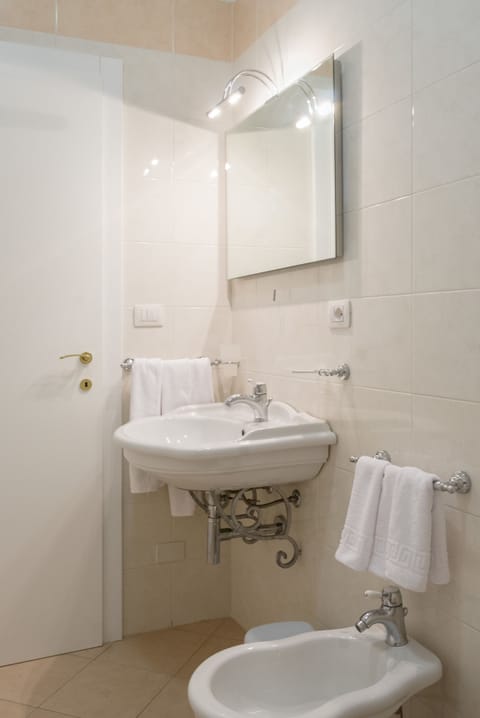 Comfort Triple Room, Bathtub, Courtyard Area | Bathroom | Shower, free toiletries, hair dryer, bathrobes