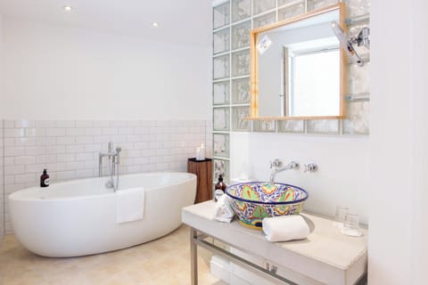 Junior Suite | Bathroom | Shower, free toiletries, hair dryer, towels