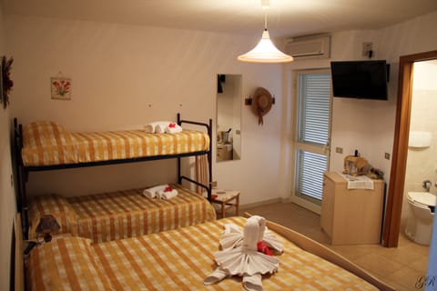 Standard Quadruple Room | In-room safe, desk, cribs/infant beds, free WiFi