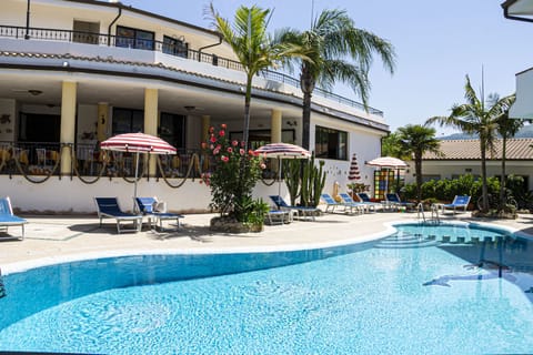 Outdoor pool, sun loungers