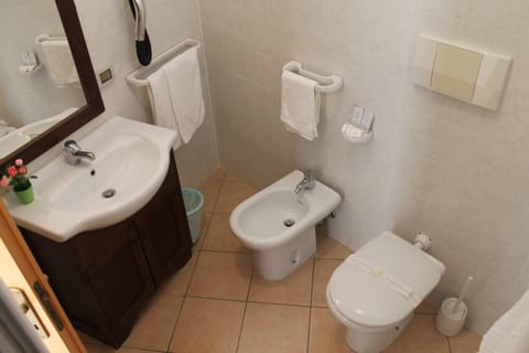 Standard Double Room Single Use | Bathroom | Shower, free toiletries, hair dryer, bidet