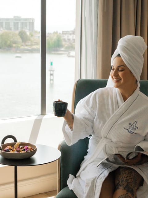 Club Room, 1 King Bed, Ocean View | 1 bedroom, hypo-allergenic bedding, desk, iron/ironing board