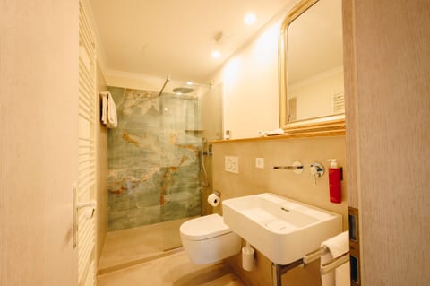 Superior Double Room, River View | Bathroom | Free toiletries, hair dryer, towels