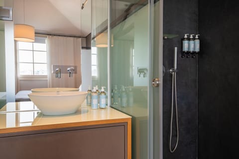 Suite (Prime) | Bathroom | Shower, hair dryer, towels, soap