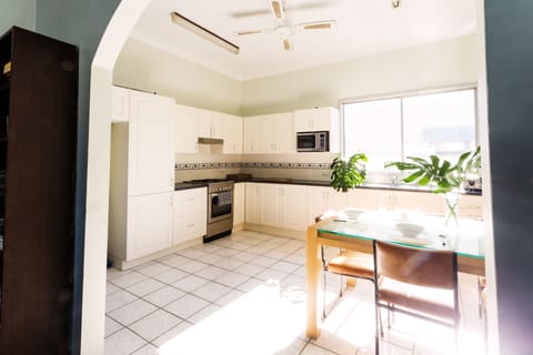 House, 3 Bedrooms | Private kitchen | Full-size fridge, microwave, oven, stovetop