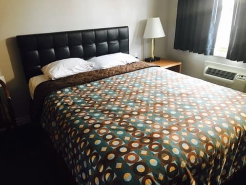 Standard Single Room, 1 Queen Bed | In-room safe, individually decorated, individually furnished, desk