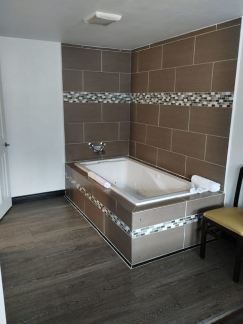 Traditional Suite, 1 Queen Bed, Jetted Tub | Jetted tub