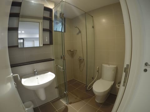 Apartment | Bathroom amenities | Shower, free toiletries, hair dryer, towels