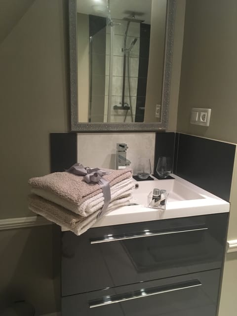 Double Room (Mariette) | Bathroom | Shower, free toiletries, hair dryer, towels