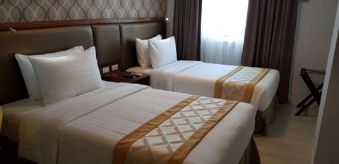 Deluxe Twin Room | In-room safe, desk, blackout drapes, free WiFi