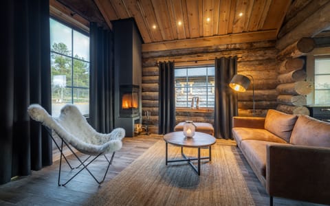 Riverside Log cabin | Desk, laptop workspace, bed sheets