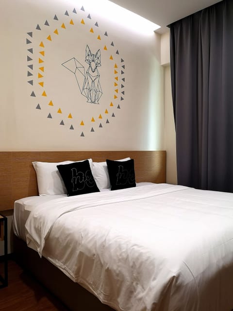 Deluxe Queen | In-room safe, desk, iron/ironing board, free WiFi