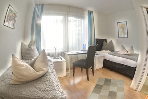 Standard Twin Room, Private Bathroom (Zweibettzimmer Standard) | In-room safe