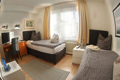 Standard Twin Room, Private Bathroom (Zweibettzimmer Standard) | In-room safe