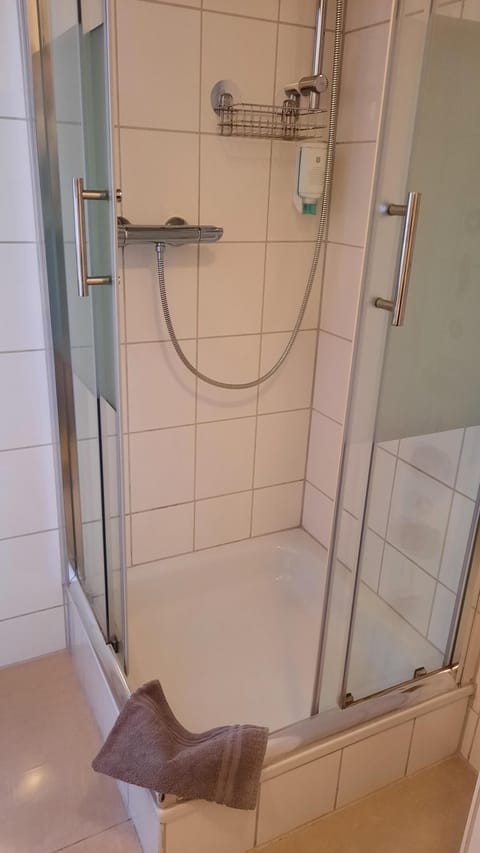 Standard Single Room, Private Bathroom (Einzelzimmer Standard) | Bathroom