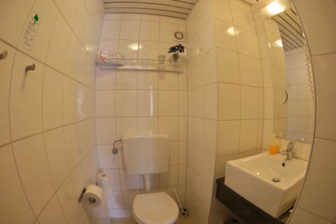 Standard Twin Room, Private Bathroom (Zweibettzimmer Standard) | Bathroom