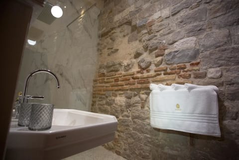 Deluxe Room | Bathroom | Shower, hydromassage showerhead, designer toiletries, hair dryer