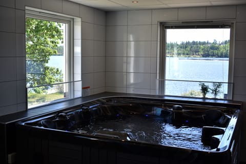 Indoor spa tub