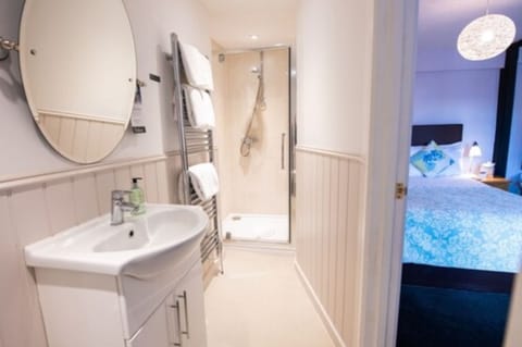 Standard Double or Twin Room | Bathroom | Free toiletries, hair dryer, towels, soap