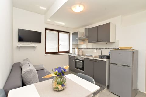 Apartment, 1 Bedroom (242/1613) | Private kitchen | Fridge, coffee/tea maker, electric kettle