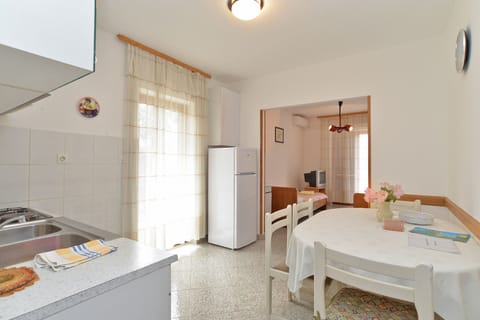 Apartment, 1 Bedroom (828/1938) | Private kitchen | Fridge, coffee/tea maker