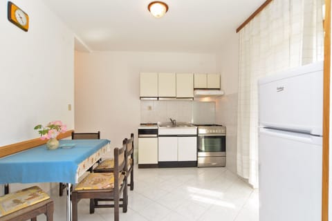 Apartment, 1 Bedroom (828/1936) | Private kitchen | Fridge, coffee/tea maker