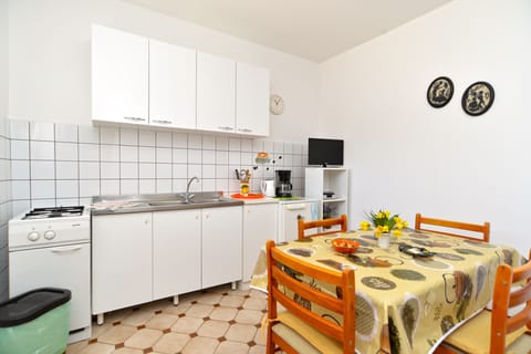 Apartment, 2 Bedrooms (1249/11903) | Private kitchen | Fridge, coffee/tea maker