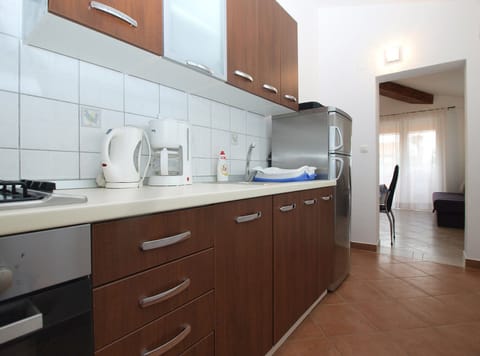 Apartment, 1 Bedroom (1282/12253) | Private kitchen | Fridge, coffee/tea maker