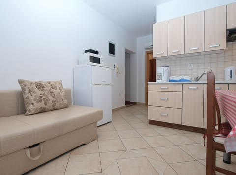 Apartment, 1 Bedroom (1282/12252) | Private kitchen | Fridge, coffee/tea maker