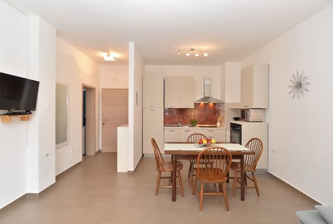 Apartment, 2 Bedrooms (1293/12301) | Living area