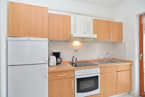 Studio, 1 Bedroom (1293/12302) | Private kitchen | Fridge, coffee/tea maker