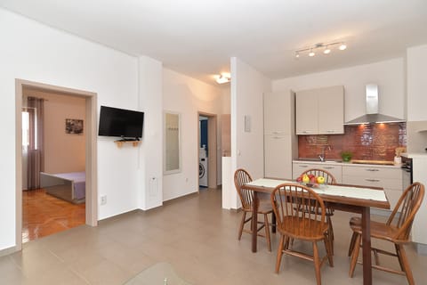 Apartment, 2 Bedrooms (1293/12301) | Living area