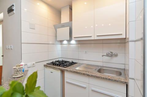 Apartment, 1 Bedroom (1405/13252) | Private kitchen | Fridge, coffee/tea maker