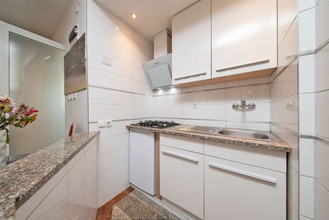 Studio (1405/13252) | Private kitchen | Fridge, coffee/tea maker