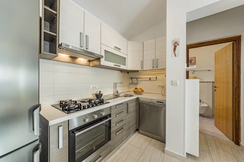 Apartment, 2 Bedrooms (611/14714) | Private kitchen | Fridge, oven, stovetop, coffee/tea maker