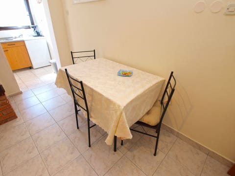 Apartment, 1 Bedroom (405/918) | In-room dining