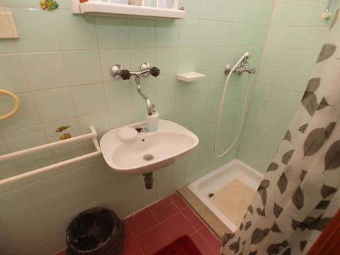 Double Room, 1 Bedroom (424/977) | Bathroom | Shower, hair dryer, towels, soap