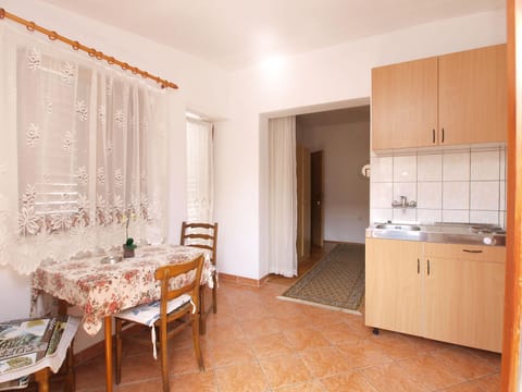 Apartment, 1 Bedroom (1068/5089) | In-room dining