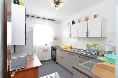 Apartment, 2 Bedrooms (1223/11184) | Private kitchen | Full-size fridge, microwave, oven, stovetop