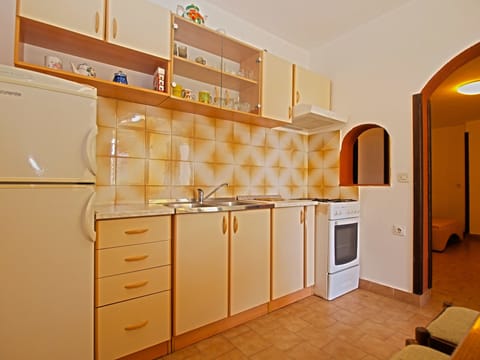 Apartment, 3 Bedrooms (1371/12913) | Private kitchen | Microwave, coffee/tea maker, electric kettle